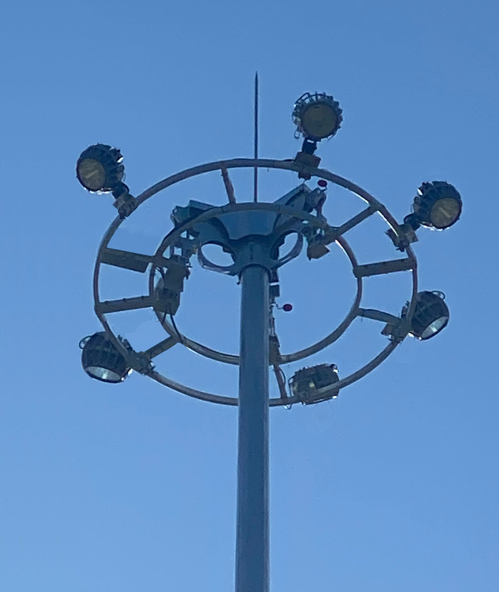 Court LED 350 on pole - Close-up